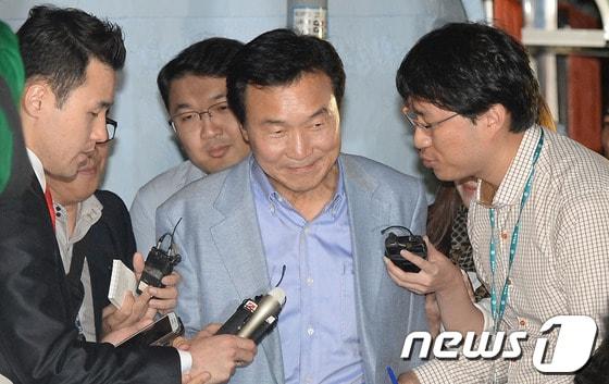 본문 이미지 - 민주당 손학규 전 대표가 6일 저녁 서울 종로구 내자동의 한 식당으로 전·현직 의원들과의 만찬을 위해 들어서며 취재진의 질문을 받고 있다. 이날 김한길 대표는 이 자리를 찾아 손 전 대표와 단독 회동을 가졌다. 한편 손 전 대표는 회동을 마친 후 