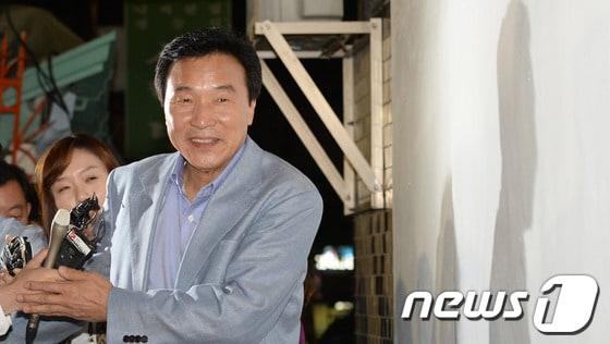 본문 이미지 - 민주당 손학규 전 대표가 6일 저녁 서울 종로구 내자동의 한 식당에서 전·현직 의원들과의 만찬을 위해 들어서며 취재진의 질문을 받고 있다. 이날 김한길 대표는 이 자리를 찾아 손 전 대표와 단독 회동을 가졌다. 한편 손 전 대표는 회동을 마친 후 