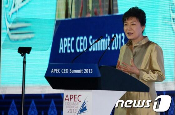 본문 이미지 - 박근혜 대통령이 6일 오후&#40;현지시간&#41; 인도네시아 발리 BICC 에서 열린 2013 APEC 최고경영자회의&#40;CEO Summit&#41;에서 창조경제를 강조하는 기조연설을 하고 있다. &#40;청와대 홈페이지&#41; 2013.10.6/뉴스1 © News1   박철중 기자