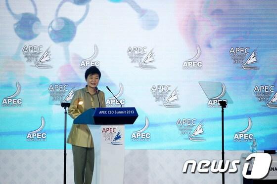 본문 이미지 - 박근혜 대통령이 6일 오후&#40;현지시간&#41; 인도네시아 발리 BICC 에서 열린 2013 APEC 최고경영자회의&#40;CEO Summit&#41;에서 창조경제를 강조하는 기조연설을 하고 있다. &#40;청와대 제공&#41; 2013.10.7/뉴스1 © News1   박철중 기자