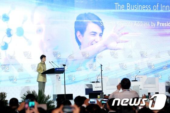 본문 이미지 - 박근혜 대통령이 6일 오후&#40;현지시간&#41; 인도네시아 발리 BICC 에서 열린 2013 APEC 최고경영자회의&#40;CEO Summit&#41;에서 창조경제를 강조하는 기조연설을 하고 있다. &#40;청와대 제공&#41; 2013.10.7/뉴스1 © News1 박철중 기자