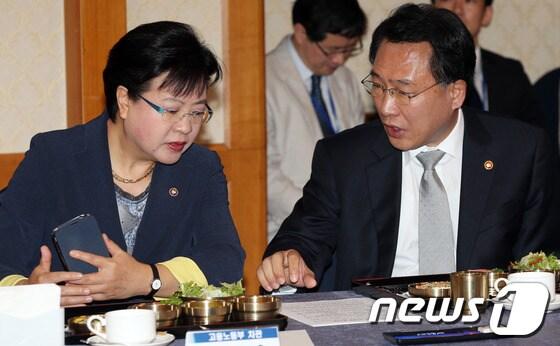 본문 이미지 - 방하남 고용노동부 장관과 정현옥 차관이 7일 오전 서울 여의도 국회 귀빈식당에서 열린 새누리당 환경노동위원회와 고용노동부의 당정협의에서 대화를 나누고 있다. 당정은 이날 정기국회 중점처리 법안과 노동부 소관 국정감사 쟁점 현안 등을 논의했다. 2013.10.7/뉴스1 © News1 허경 기자