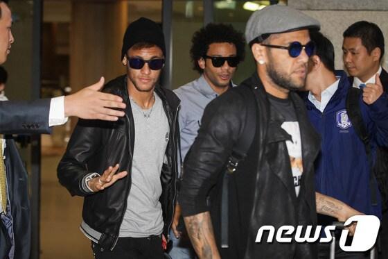 본문 이미지 - 브라질 축구대표팀 네이마르, 마르셀루, 알베스(왼쪽부터)가 오는 12일 서울월드컵경기장에서 열리는 한국과 브라질 축구 국가대표팀의 친선경기 참석을 위해 7일 오전 인천국제공항을 통해 입국하고 있다. 2013.10.7/뉴스1 © News1   유승관 기자