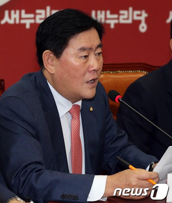 본문 이미지 - 최경환 새누리당 원대대표가 7일 오전 서울 여의도 국회에서 열린 최고위원회의에서 모두발언을 하고 있다. 최 원내대표는 2007년 남북정상회담 대화록 실종 사건과 관련해 문재인 민주당 의원을 겨냥, 