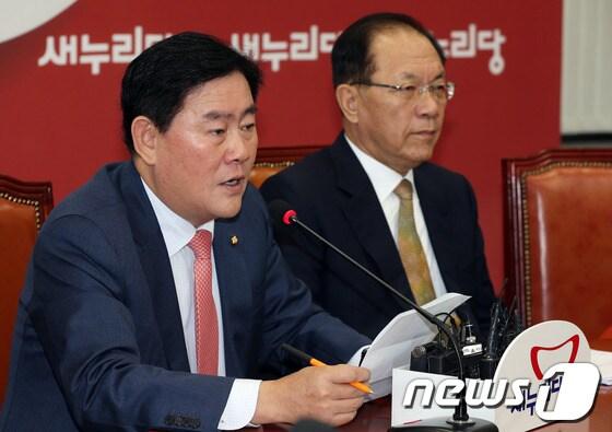 본문 이미지 - 최경환 새누리당 원대대표가 7일 오전 서울 여의도 국회에서 열린 최고위원회의에서 모두발언을 하고 있다. 최 원내대표는 2007년 남북정상회담 대화록 실종 사건과 관련해 문재인 민주당 의원을 겨냥, 