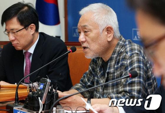 본문 이미지 - 민주당 김한길 대표가 7일 오전 서울 여의도 국회에서 열린 최고위원회의에서 모두발언을 하고 있다. 김 대표는 이 자리에서 10.30 재보선 &#39;뜨거운 감자&#39;로 떠오른 손학규 상임고문의 출마와 관련, 