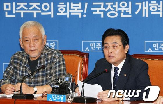 본문 이미지 - 민주당 전병헌 원내대표가 7일 오전 서울 여의도 국회에서 열린 최고위원회의에서 모두발언을 하고 있다. 2013.10.7/뉴스1 © News1   오대일 기자