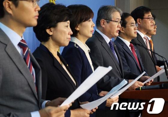 본문 이미지 - 민주당 초선의원들이 7일 오전 서울 여의도 국회 정론관에서 기자회견을 열고 손학규 상임고문의 10.30 재보선 화성갑 출마를 호소하고 있다. 이날 호소문 발표는 김용익, 배재정, 진성준 의원 등 당내 초선 의원 35명이 서명해 이뤄졌다. 2013.10.7/뉴스1 © News1   오대일 기자