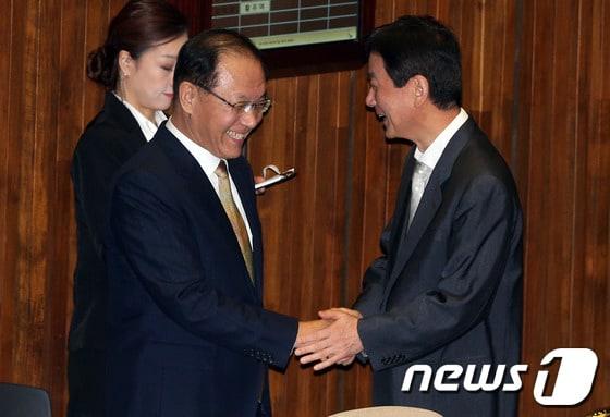 본문 이미지 - 새누리당 황우여 대표와 진영 의원이 7일 오전 서울 여의도 국회에서 열린 본회의에서 대화를 나누고 있다. 2013.10.7/뉴스1 © News1 허경 기자