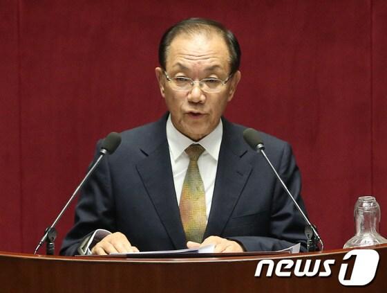 본문 이미지 - 황우여 새누리당 대표가 7일 오전 서울 여의도 국회 본회의에서 교섭단체 연설을 하고 있다. 2013.10.7/뉴스1 © News1 송원영 기자