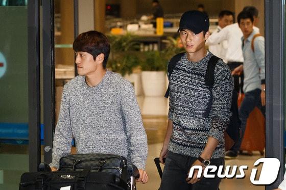 본문 이미지 - 축구대표팀 이청용&#40;왼쪽&#41;, 기성용이 7일 오전 인천국제공항을 통해 귀국하고 있다.기성용은 지난 7월 자신의 페이스북을 통해 최강희 전 축구대표팀 감독을 향해 불만을 표출한 글이 알려지며 논란이 됐다. 2013.10.7/뉴스1 © News1   유승관 기자