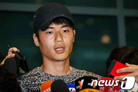 본문 이미지 - SNS 파문으로 논란을 일으킨 축구대표팀 기성용이 7일 오전 인천국제공항을 통해 귀국해 취재진의 질문에 답하고 있다.기성용은 지난 7월 자신의 페이스북을 통해 최강희 전 축구대표팀 감독을 향해 불만을 표출한 글이 알려지며 논란이 됐다. 2013.10.7/뉴스1 © News1   유승관 기자