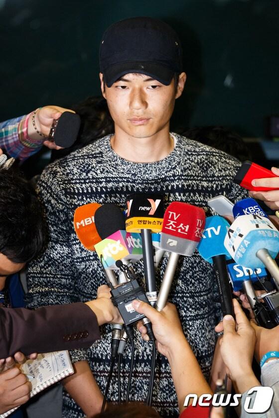 본문 이미지 - SNS 파문으로 논란을 일으킨 축구대표팀 기성용이 7일 오전 인천국제공항을 통해 귀국해 취재진의 질문에 답하고 있다.기성용은 지난 7월 자신의 페이스북을 통해 최강희 전 축구대표팀 감독을 향해 불만을 표출한 글이 알려지며 논란이 됐다. 2013.10.7/뉴스1 © News1   유승관 기자