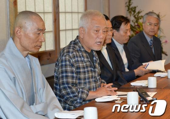 본문 이미지 - 김한길 민주당 대표가 7일 오후 서울 정동의 한 식당에서 열린 시민사회원로들과의 오찬 간담회에 참석해 모두발언을 하고 있다. 김 대표는 이자리에서 &#39;현 시국에 대한 각계 원로 및 시민사회의 의견을 개진하고, 향후 정국 운영방안에 대한 민주당의 제언 및 논의를 위해 자리를 마련했다&#39;고 밝혔다. 2013.10.7/뉴스1 © News1 박철중 기자