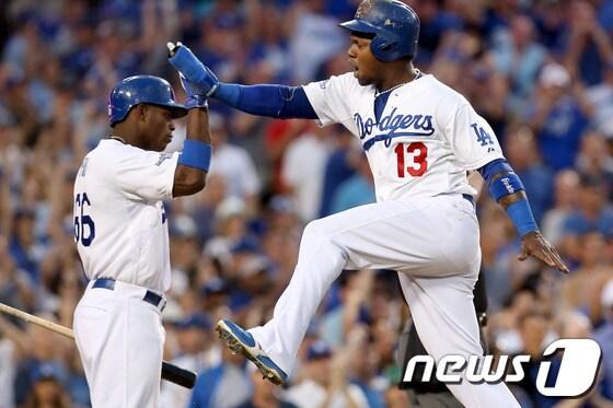 본문 이미지 - 미국 프로야구 LA 다저스의 핸리 라미레즈(오른쪽)가 7일(한국시간) 열린 애틀랜타 브레이브스와의 내셔널리그 디비전시리즈(NLDS) 3차전에서 3회말 득점에 성공한 뒤 팀 동료 야시엘 푸이그와 함께 기뻐하고 있다.© AFP=News1  