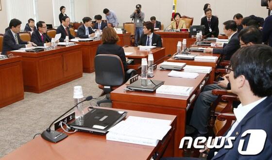 본문 이미지 - 지난 7일 서울 여의도 국회의사당에서 열린 법제사법위원회 전체회의에서 여야 의원들이 국정감사 계획을 논의하고 있다. © News1 오대일 기자