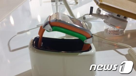 본문 이미지 - 삼성전자가 한국전자전&#40;KES2013&#41;에 전시한 갤럭시기어에 초록색 고정장치를 사용했다.© News1 