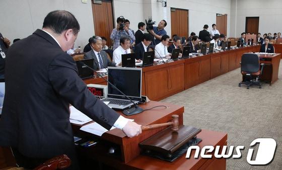 본문 이미지 - 강창일 산업위 위원장이 7일 오후 서울 여의도 국회에서 열린 산업통상자원위원회 전체회의에서 의사봉을 두드리며 안건을 상정하고 있다. 2013.10.7/뉴스1 © News1 송원영 기자