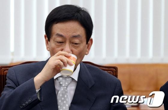 본문 이미지 - 보건복지부 장관직에서 물러난 새누리당 진영 의원이 7일 오후 서울 여의도 국회에서 열린 안전행정위원회 전체회의에서 물을 마시고 있다. 2013.10.7/뉴스1 © News1   송원영 기자