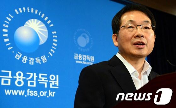 본문 이미지 - 김건섭 금융감독원 부원장이 7일 오후 서울 여의도 금감원 기자실에서 동양그룹 수사의뢰 관련 브리핑을 하고 있다. /뉴스1 © News1 박정호 기자