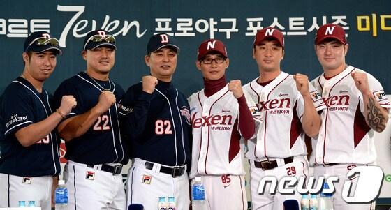 본문 이미지 - 7일 오후 서울 목동야구장에서 열린 2013 한국야쿠르트 세븐 프로야구 포스트시즌 미디어데이에서 유희관, 홍성흔 선수, 김진욱 감독, 넥센 염경엽 감독, 이택근, 박병호 선수(왼쪽부터)가 선전을 다짐하고 있다. 2013.10.7/뉴스1 © News1   박정호 기자