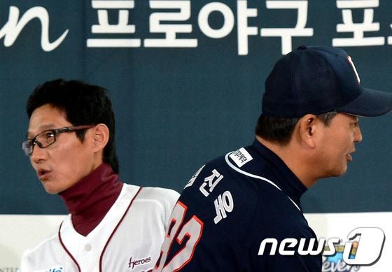 본문 이미지 - 7일 오후 서울 목동야구장에서 열린 2013 한국야쿠르트 세븐 프로야구 포스트시즌 미디어데이에서 참가했던 넥센 히어로즈 염경엽 감독(왼쪽)과 두산 베어스 김진욱 감독. 2013.10.7/뉴스1 © News1   박정호 기자