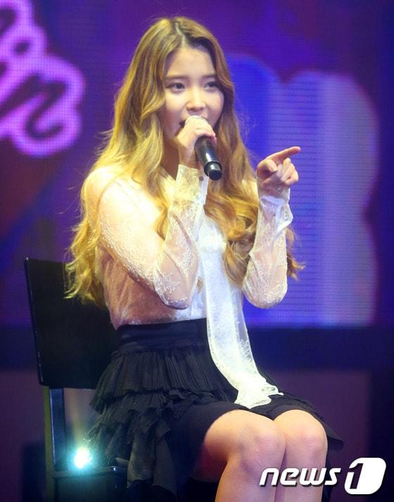 본문 이미지 - 가수 아이유가 7일 오후 서울 방이동 올림픽공원 내 K아트홀에서 열린 정규 3집 발매기념 기자회견 및 쇼케이스에서 멋진 무대를 선보이고 있다. 2013.10.7 /뉴스1 © News1   (서울=뉴스1)
