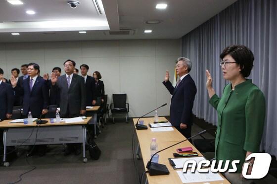 본문 이미지 - 최연혜 코레일 사장이 7일 취임후 첫 소속장 회의를 열고 강도높은 개선책을 주문했다. 사진은 안전제일 경영 실천 선서를 하고 있는 모습 . © News1 