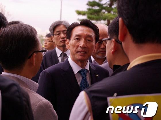 본문 이미지 - 한국공항공사 노동조합원들이 지난 7일 서울 강서구 한국공항공사에서 신임 사장으로 임명된 김석기 전 서울경찰청장의 출근을 저지하고 있다. &#40;한국공항공사노동조합 제공&#41; 2013.10.7/뉴스1 © News1 