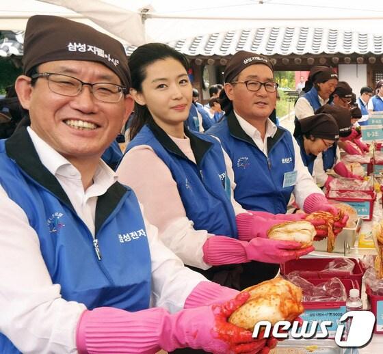 본문 이미지 - 삼성전자가 지난 7일 서울 관악구 관악예절원에서 '전지현과 함께하는 삼성 지펠아삭 건강한 요즘 김치 나눔 행사'를 진행했다. 이날 행사에 참석한 (왼쪽부터)유기홍 국회의원, 삼성 모델 전지현, 유종필 관악구청장이 어려운 이웃에게 전달할 김장 김치를 담그고 있다. (삼성전자 제공) 2013.10.8/뉴스1 © News1   (서울=뉴스1)