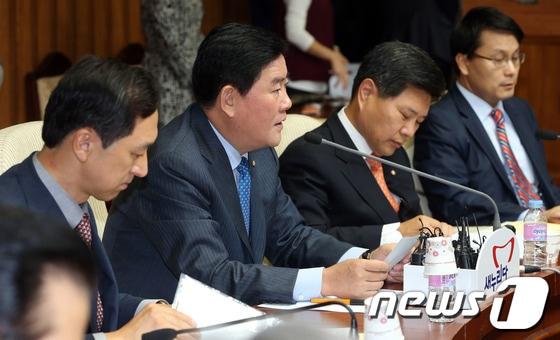 본문 이미지 - 최경환 새누리당 원내대표가 8일 오전 서울 여의도 국회에서 열린 원내대책회의에서 모두 발언을 하고 있다. 2013.10.8/뉴스1 © News1 송원영 기자