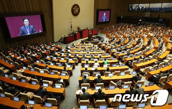본문 이미지 - 전병헌 민주당 원내대표가 8일 오전 서울 여의도 국회의사당에서 열린 본회의에서 정기국회 교섭단체 대표 연설을 하고 있다. 전 원내대표는 이 자리에서 