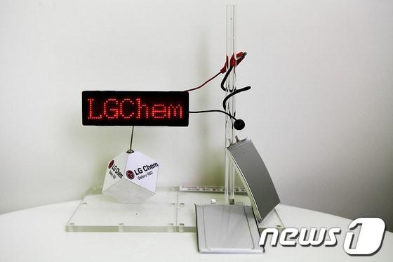 본문 이미지 - LG화학 미래형 배터리 모습. 투명기둥에 감겨 있는 검은 선이 케이블배터리로 다양한 형태로 변형이 가능하다. © News1&#40;LG화학 제공&#41;