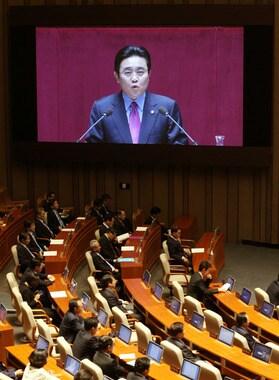 본문 이미지 - 전병헌 민주당 원내대표가 지난 8일 국회의사당에서 열린 본회의에서 정기국회 교섭단체 대표 연설을 하고 있다. . 2013.10.8/뉴스1 © News1 오대일 기자