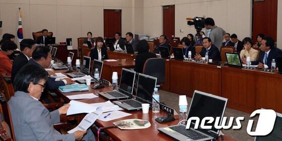 본문 이미지 - 서울 여의도 국회에서 열린 교육문화체육관광위원회 전체회의에서 신학용 위원장과 여야 의원들이 국정감사 기관증인 채택 등을 논의하고 있다. 2013.10.8/뉴스1 © News1   허경 기자