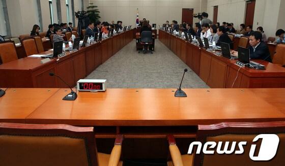 본문 이미지 - 8일 오전 서울 여의도 국회에서 열린 교육문화체육관광위원회 전체회의에서 신학용 위원장과 여야 의원들이 국정감사 기관증인 채택 등을 논의하고 있다. 2013.10.8/뉴스1 © News1   허경 기자