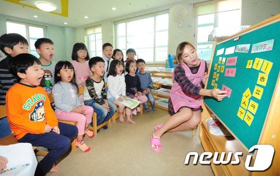 본문 이미지 - 한 어린이집 6세반 어린이들이 선생님과 함께 한글 공부를 하고 있다 News1   김대웅 기자