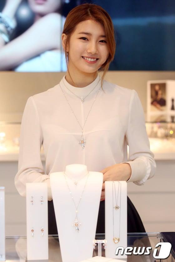 본문 이미지 - 그룹 미쓰에이 수지가 8일 서울 강남구 가로수길 스와로브스키 브티크에서 열린 '로미오&줄리엣' 출시 기념행사에 참석해 포즈를 취하고 있다. 2013.10.8 스타뉴스/뉴스1 © News1   (서울=뉴스1)