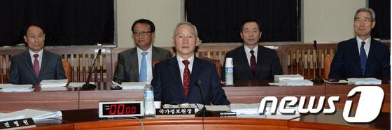 본문 이미지 - 남재준 국가정보원장이 8일 오후 서울 여의도 국회에서 열린 정보위원회 전체회의에서 출석해 의원들의 질의를 듣고 있다. 이날 정보위원회 회의에서 여당 위원들은 'NLL 회의록'의 진위 여부를 가리기 위해서는 국정원에 보관 중인 것으로 알려진 2007년 남북정상회담 회의록 녹취 파일을 공개해야 한다는 입장인 반면, 야당 위원들은 'NLL 회의록' 녹취 파일 공개 불가 입장을 밝히고, 남재준 국정원장이 지난 6월 'NLL 회의록'을 임의로 공개한 경위에 대해서도 집중 추궁할 예정이다. 2013.10.8/뉴스1 © News1 송원영 기자