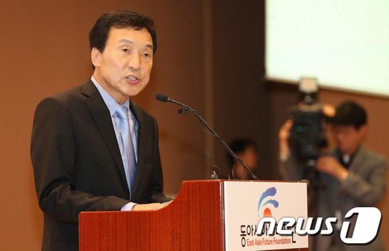 본문 이미지 - 경기 화성갑 보궐선거 불출마를 선언한 손학규 민주당 상임고문이 8일 오후 서울 여의도 국회의사당 헌정기념관에서 열린 동아시아미래연구소 창립기념 심포지엄에서 기조강연을 하고 있다. 손 고문은 이날 &#39;저녁이 있는 삶의 재구성-한국사회의 새로운 위기와 대안의 모색&#39;을 주제로 한 기조강연을 통해 9개월여간의 독일 유학 경험을 바탕으로 독일사회의 발전 모델을 소개하고 한국사회의 미래 구상을 제시했다. 2013.10.8/뉴스1 © News1   오대일 기자