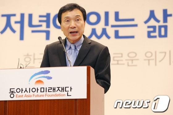 본문 이미지 - 경기 화성갑 보궐선거 불출마를 선언한 손학규 민주당 상임고문이 8일 오후 서울 여의도 국회의사당 헌정기념관에서 열린 동아시아미래연구소 창립기념 심포지엄에서 기조강연을 하고 있다. 손 고문은 이날 &#39;저녁이 있는 삶의 재구성-한국사회의 새로운 위기와 대안의 모색&#39;을 주제로 한 기조강연을 통해 9개월여간의 독일 유학 경험을 바탕으로 독일사회의 발전 모델을 소개하고 한국사회의 미래 구상을 제시했다. 2013.10.8/뉴스1 © News1 오대일 기자