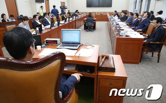 본문 이미지 - 8일 서울 여의도 국회에서 열린 기획재정위원회 전체회의에서 여야 의원들이 국정감사 증인 채택 등에 대해 논의하고 있다. 각 상임위원회와 재계 등에 따르면 국회의원들은 오는 14일부터 11월 2일까지 진행되는 국정감사에 100명이 넘는 재계 총수나 기업 최고경영자 등에 대해 증인 및 참고인으로 출석을 신청하였다. 2013.10.8/뉴스1 © News1 송원영 기자