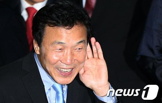 본문 이미지 - 경기 화성갑 보궐선거 불출마를 선언한 손학규 민주당 상임고문이 8일 오후 서울 여의도 국회의사당 헌정기념관에서 열린 동아시아미래연구소 창립기념 심포지엄에 참석하며 국회를 방문한 어린이들과 대화를 나누고 있다. 손 고문은 이날 &#39;저녁이 있는 삶의 재구성-한국사회의 새로운 위기와 대안의 모색&#39;을 주제로 한 기조강연을 통해 9개월여간의 독일 유학 경험을 바탕으로 독일사회의 발전 모델을 소개하고 한국사회의 미래 구상을 제시했다. 2013.10.8/뉴스1 © News1 오대일 기자