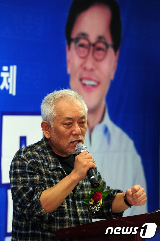 본문 이미지 - 김한길 민주당 대표가 8일 10.30포항남울릉 재선거 허대만 후보 선거사무실 개소식에 참석해 축사를 하던 중 주먹을 불근 쥐며 허 후보의 지지를 호소하고 있다. 김 대표는 