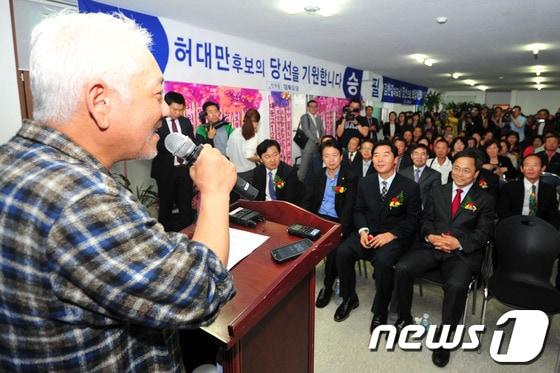 본문 이미지 - 김한길 민주당 대표가 8일 10.30포항남.울릉 재선거 허대만 후보 선거사무실 개소식에 참석해 축사하고 있다. 김 대표는 