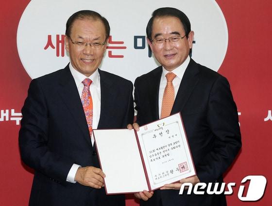 본문 이미지 - 황우여 새누리당 대표가 8일 오후 서울 여의도 당사에서 포항남·울릉 박명재 후보에게 10.30 재보궐선거 공직후보자 추천장을 수여하고 있다. 화성갑 서청원 후보는 개인사정으로 불참했다. 2013.10.8/뉴스1 © News1 허경 기자