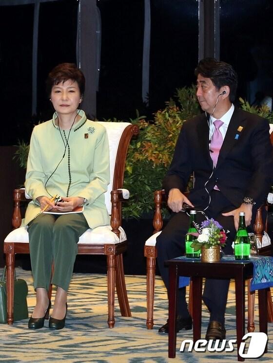 본문 이미지 - 인도네시아 발리에서 열린 아시아ㆍ태평양경제협력체&#40;APEC&#41; 정상회의에 참석 중인 박근혜 대통령이 지난 7일&#40;현지시간&#41; 소피아호텔에서 열린 APEC 정상회담 1차 세션과 ‘APEC 기업인자문위원회&#40;ABAC&#41; 위원들과의 대화’에 참석했다. 우측에 앉은 아베 신조 일본 총리가 박 대통령을 물끄러미 바라보고 있다.&#40;청와대 제공&#41; 2013.10.8/뉴스1 © News1 박철중 기자 이준규 기자