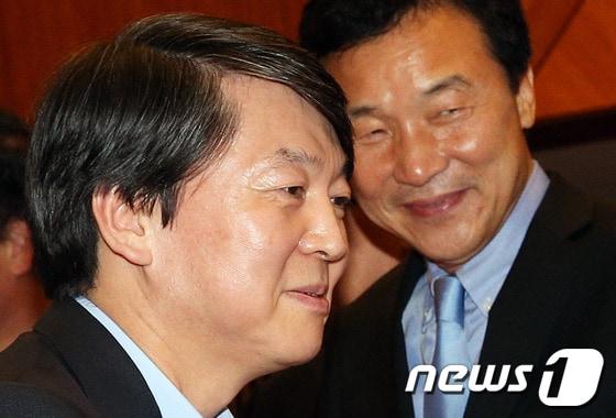 본문 이미지 - 무소속 안철수 의원이 8일 오후 서울 여의도 국회의사당 헌정기념관에서 열린 손학규 민주당 상임고문의 싱크탱크 동아시아미래재단 창립 7주년 기념식에 참석해 손 고문 및 내빈들과 인사를 나누고 있다. 2013.10.8/뉴스1 © News1   오대일 기자