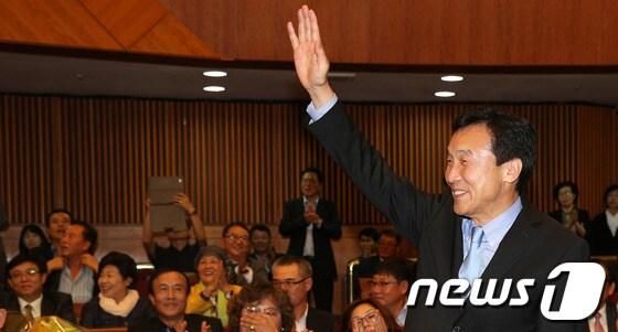 본문 이미지 - 손학규 민주당 상임고문이 지난 8일 국회의사당 헌정기념관에서 열린 자신의 싱크탱크 동아시아미래재단 창립 7주년 기념식에서 참석자들에게 손인사를 하고 있다.                                                      2013.10.8/뉴스1 © News1 오대일 기자