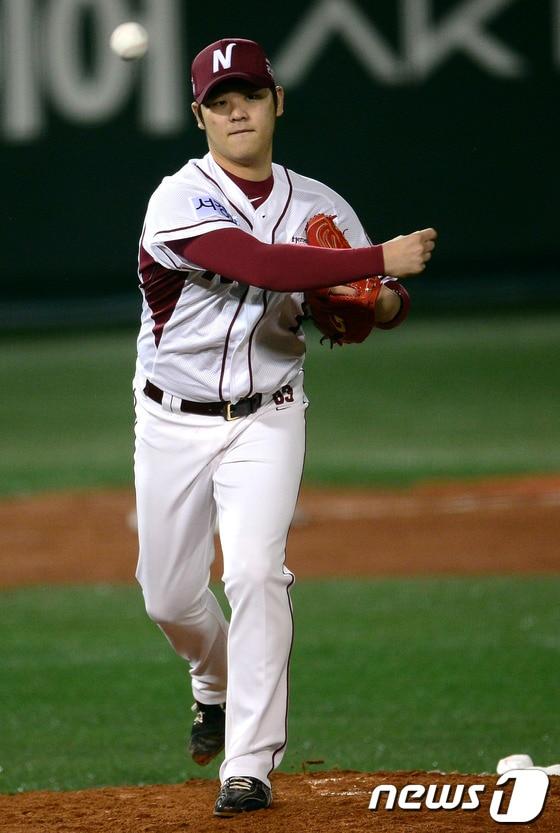 본문 이미지 - 한현희가 12일 목동 삼성전에서 선발 투수 밴 헤켄과 타선의 지원을 받아 올 시즌 첫 세이브를 챙겼다. © News1 박정호 기자